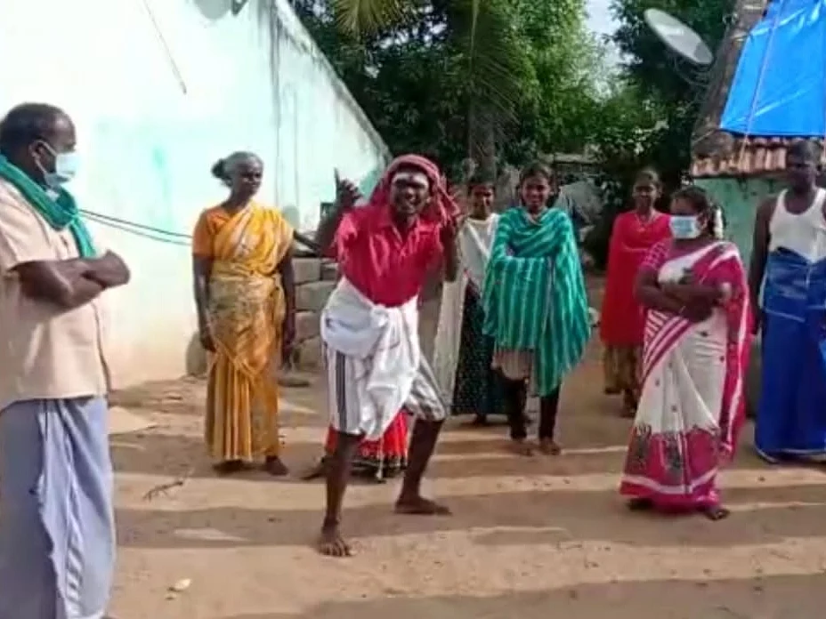 `தடுப்பூசி போடுங்கய்யா..!' - வடிவேலு கெட்டப்பில் விழிப்புணர்வு ஏற்படுத்தும் நாட்டுப்புறக் கலைஞர்