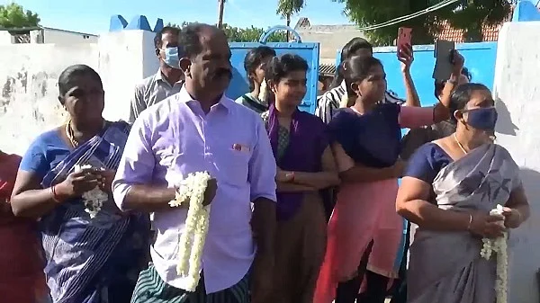 மரியாதை செலுத்த வீட்டு வாசலில் காத்திருக்கும் உள்ளூர் மக்கள்