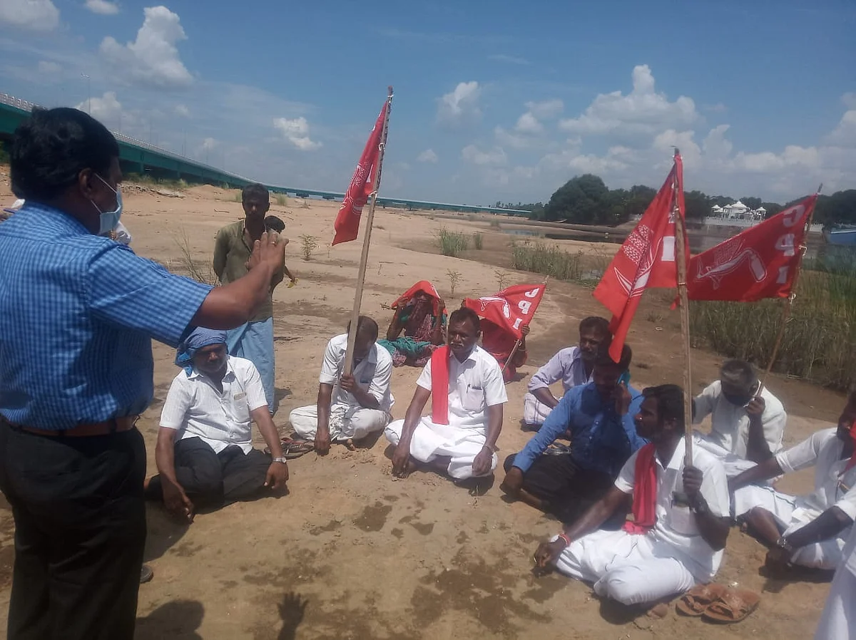 ஆற்றுக்குள் போராட்டம்