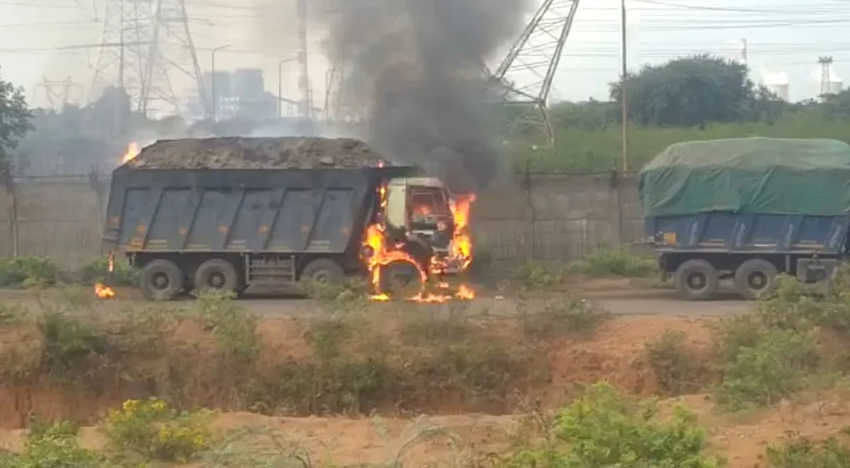 தீ வைத்து எரிக்கப்பட்ட லாரி