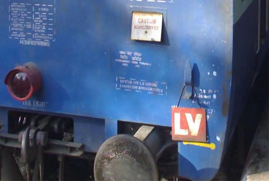 ரயிலின் கடைசி பெட்டியில் பயன்படுத்தப்பட்டிருக்கும் 'LV' அட்டை