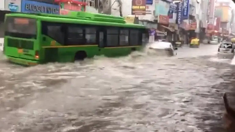 டெல்லியில் கனமழை