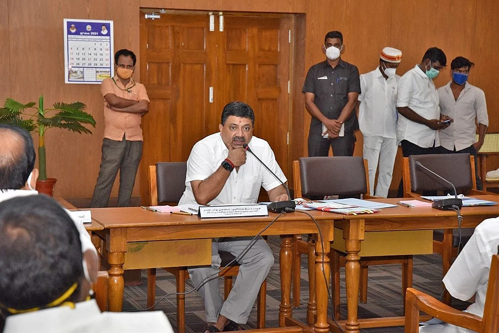 மிஸ்டர் கழுகு: “சீனியர்களை மதிக்கத் தெரியாதா?”