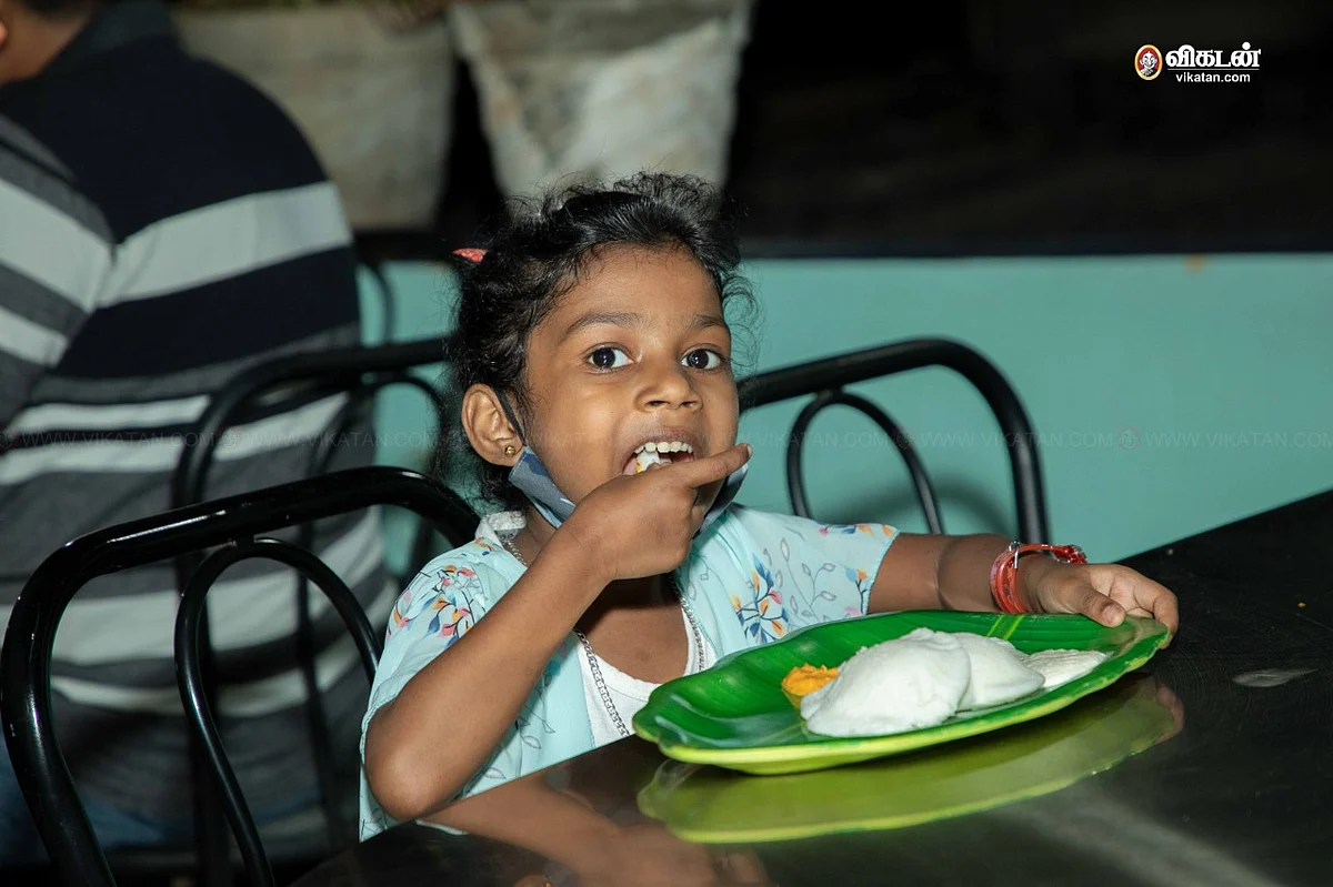 நினைவூட்டும் இட்லிக்கடை வாடிக்கையாளர்கள்