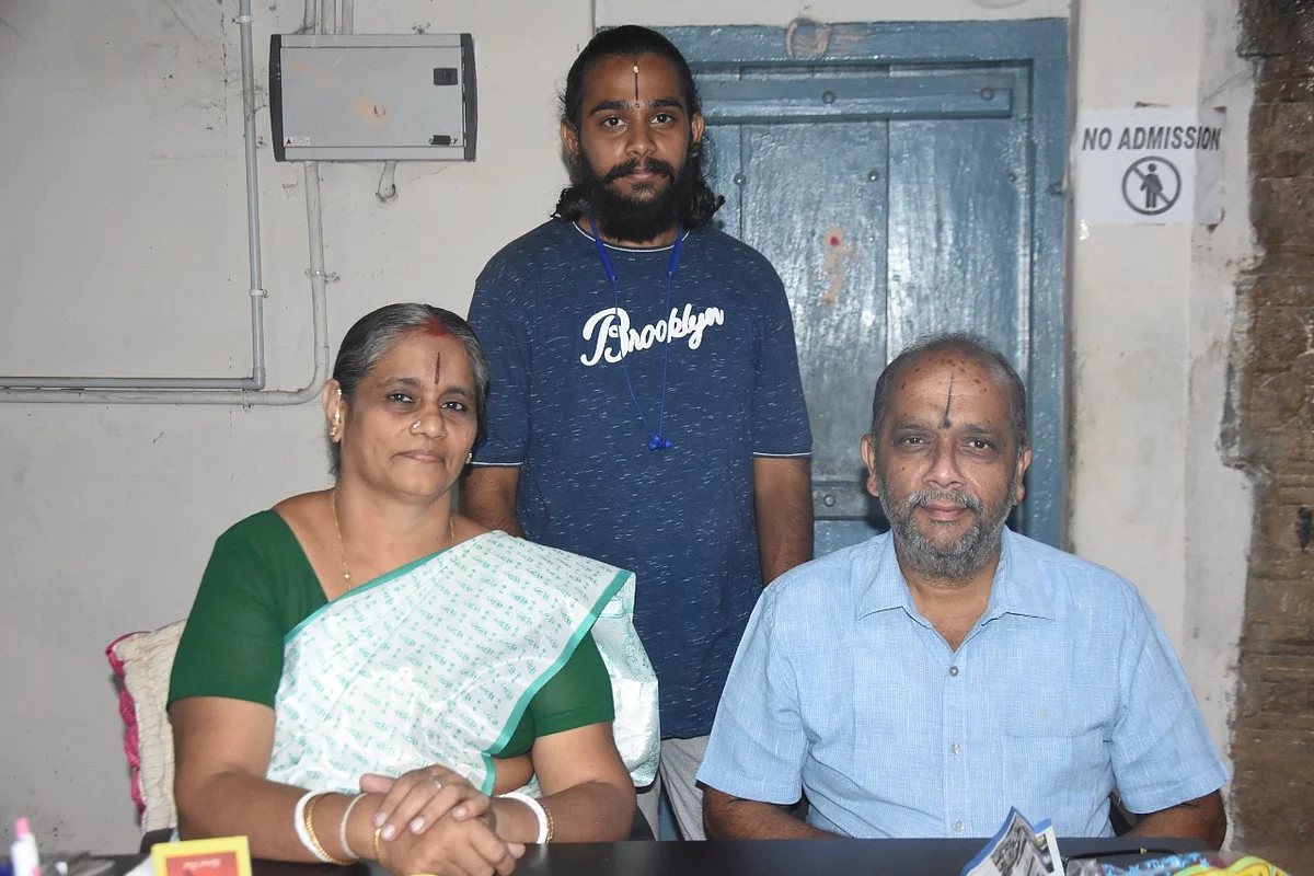 கடை உரிமையாளர் துவாரகநாத் குடும்பம்