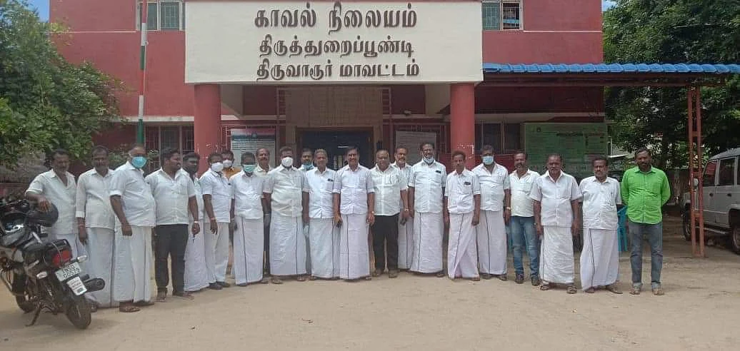 காவல் நிலையம் முற்றுகை