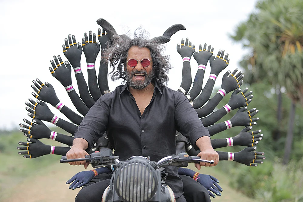 விக்ரம், துருவ் இருவரில் யார் ‘மகான்’?