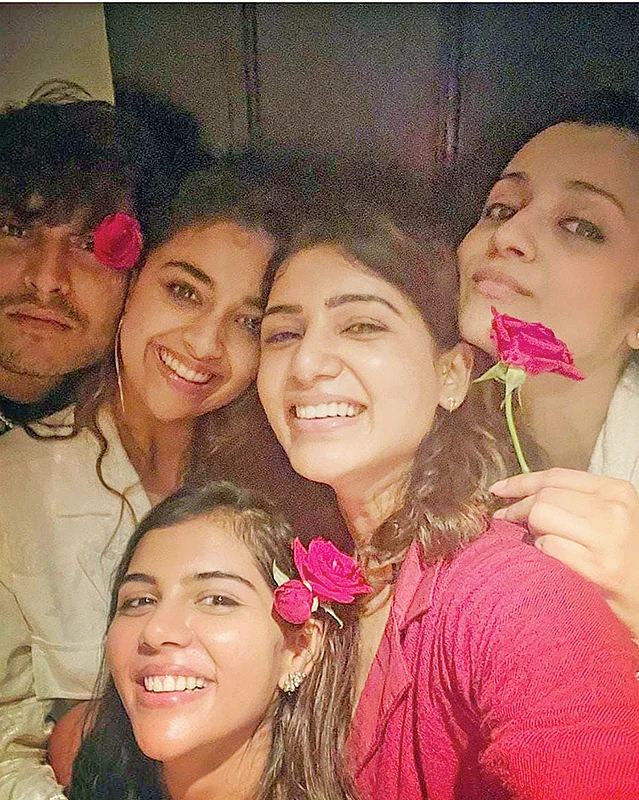 Samantha - செல்ஃபி புள்ளீங்க!