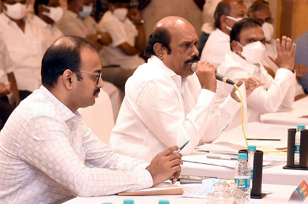 மிஸ்டர் கழுகு: டெல்லி அசைன்மென்ட்... கண்காணிப்பில் ஆளுந்தரப்பு வாரிசுகள்!