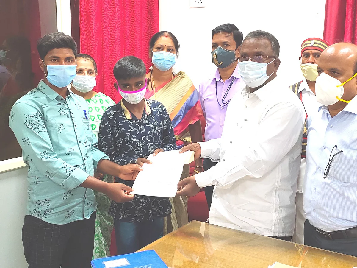தாயை இழந்த சிறுவனின் துயரம்; கவனப்படுத்திய விகடன்; உதவிக்கரம் நீட்டிய அரசு!