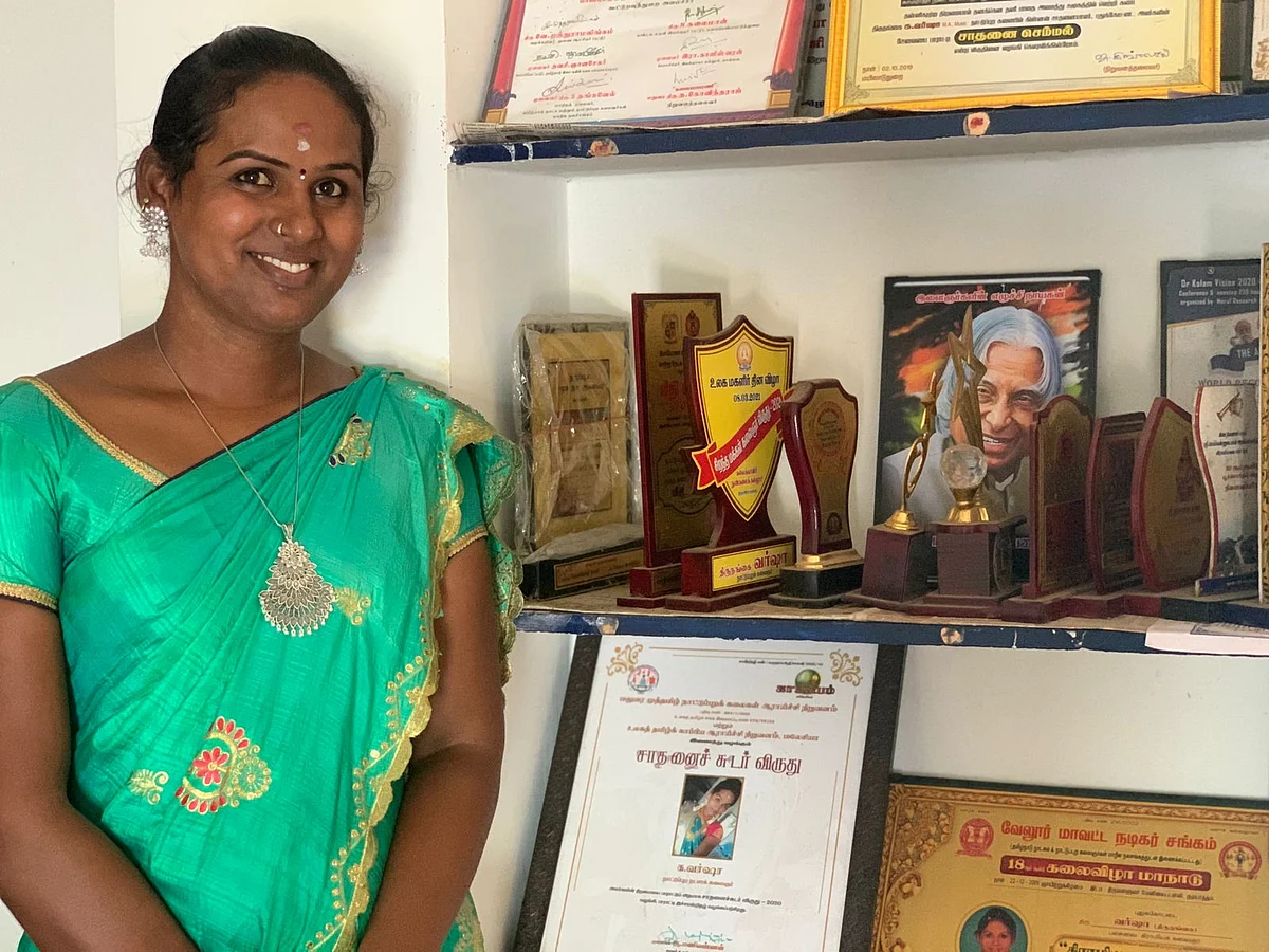 ``மத்தவங்க புறக்கணிச்சப்போ கல்விதான் நம்பிக்கை கொடுத்துச்சு!" - திருநங்கை நாட்டுப்புறக் கலைஞர் வர்ஷா