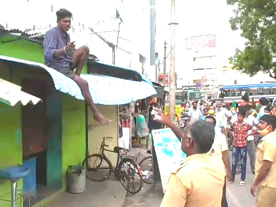`அடிக்க மாட்டேன் வாடா' வீடு வீடாகத் தாவிய போதை இளைஞர்; கெஞ்சிப் பிடித்த ஏட்டு!