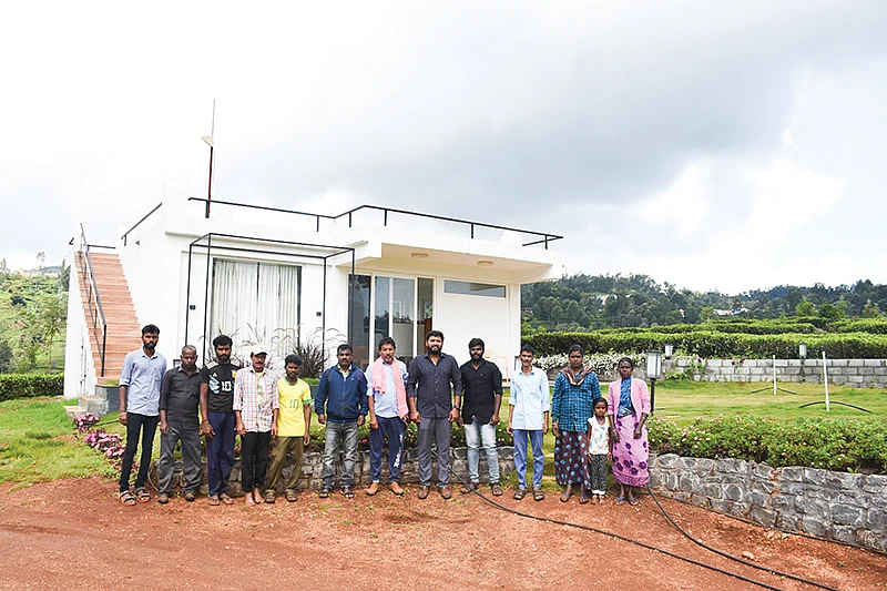 பணியாளர்களுடன்