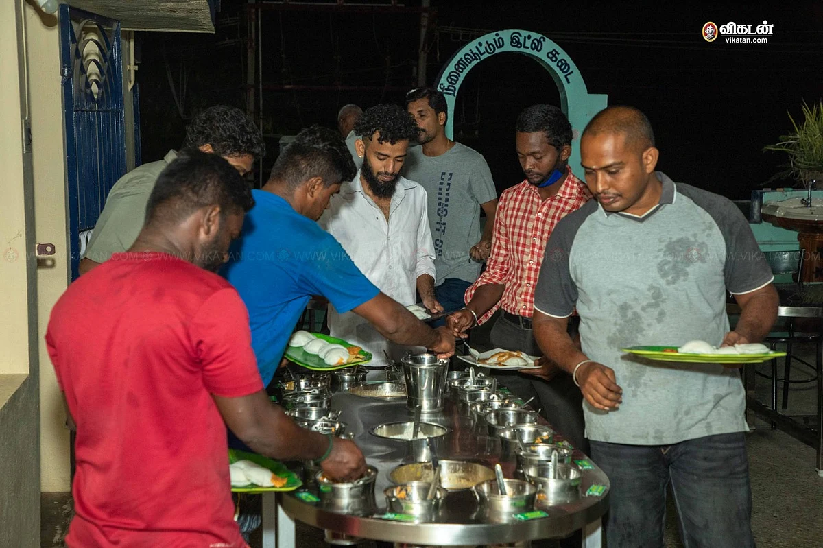 நினைவூட்டும் இட்லிக்கடை வாடிக்கையாளர்கள்