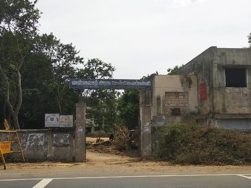 மாணவிகளைக்கொண்டு உபகரணங்கள் இடமாற்றம்?!-ஆசிட் பாட்டில் உடைந்ததில் அரசுப் பள்ளி மாணவிகள் படுகாயம்