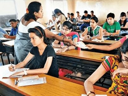 `தேர்வு அறையில் சலுகை எதுவும் தேவையில்லை!' - ப்ளஸ் டூ தேர்வெழுதிய தலை ஒட்டிப்பிறந்த சகோதரிகள்