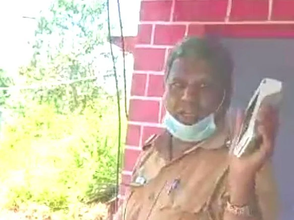வேலூர்: `செக்போஸ்ட்டுல ஏன் காசு கொடுக்கணும்?’ - ஓட்டுநரால் பதறிய எஸ்.ஐ; வைரல் வீடியோவின் பின்னணி