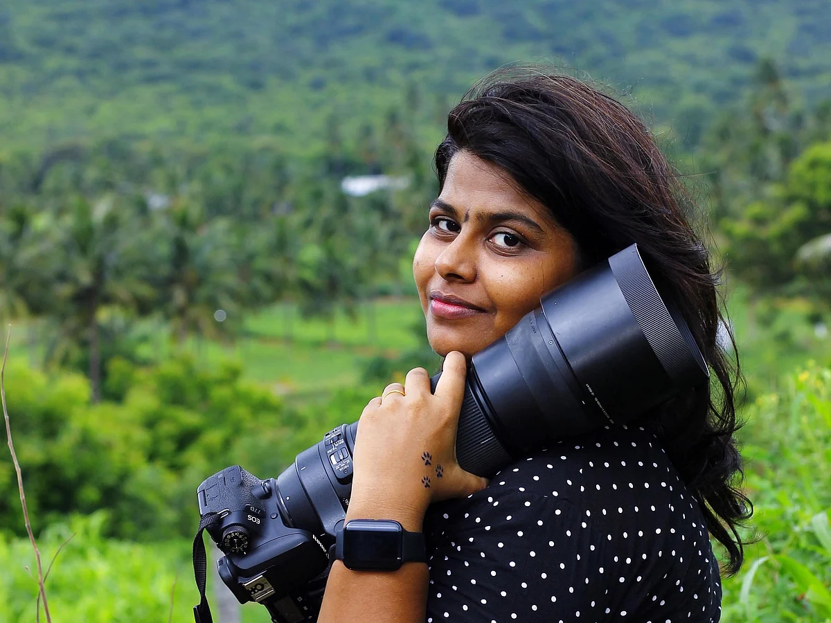 `வைல்டுலைஃப் போட்டோகிராபர்னா பெரிய நகரங்கள்லதான் இருக்கணுமா?' - சாதிக்க துடிக்கும் ஸ்நேகா