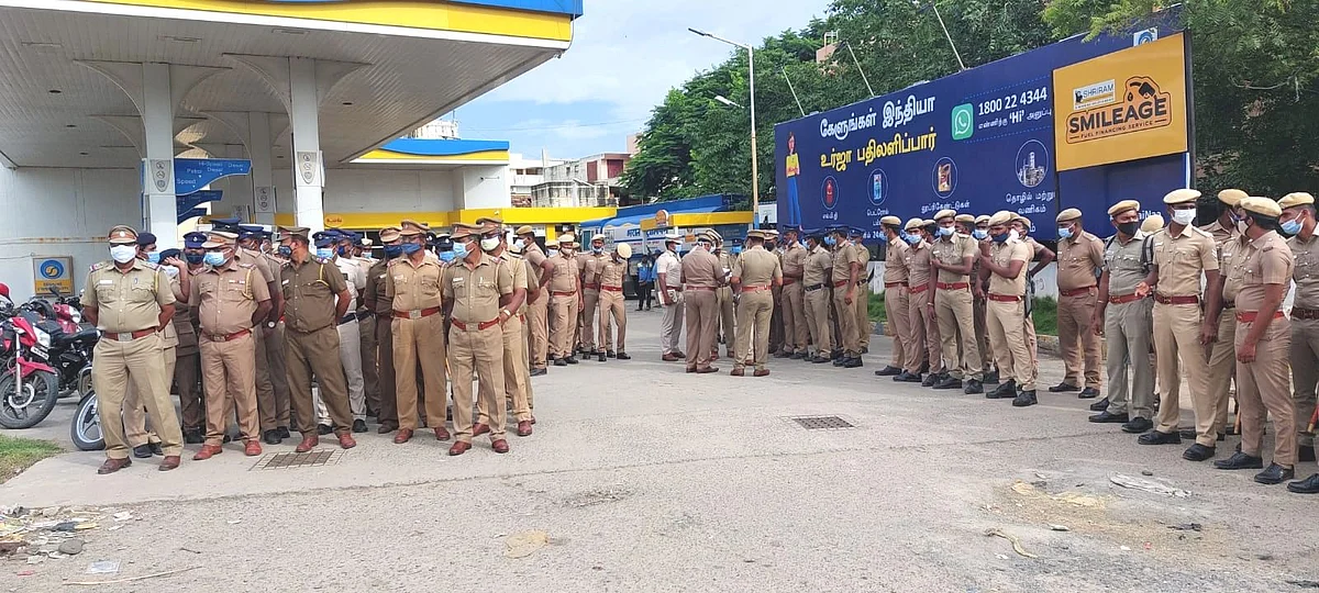 வாணியம்பாடியில் குவிக்கப்பட்டிருக்கும் போலீஸார்