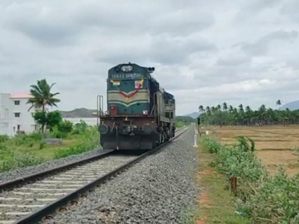 மதுரை - போடி ரயில் பாதையில் சோதனை ஓட்டம்: `17 கி.மீ தூரத்தை 10 நிமிடங்களில் கடந்த ரயில் என்ஜின்!' 