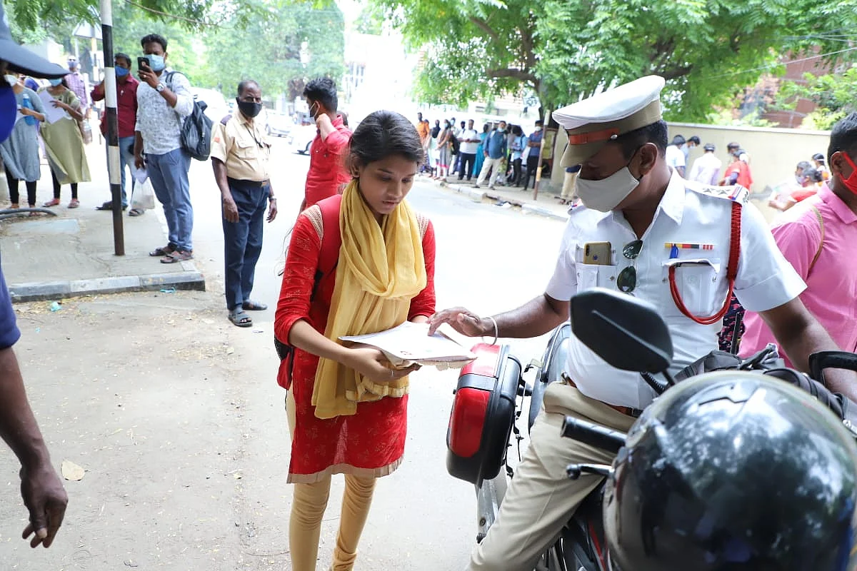 புகைப்படத்தை எடுத்து வர மறந்த மாணவி