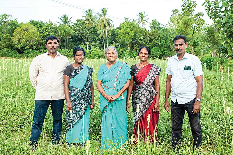 குடும்பத்தினருடன் விக்டோரியா மணி