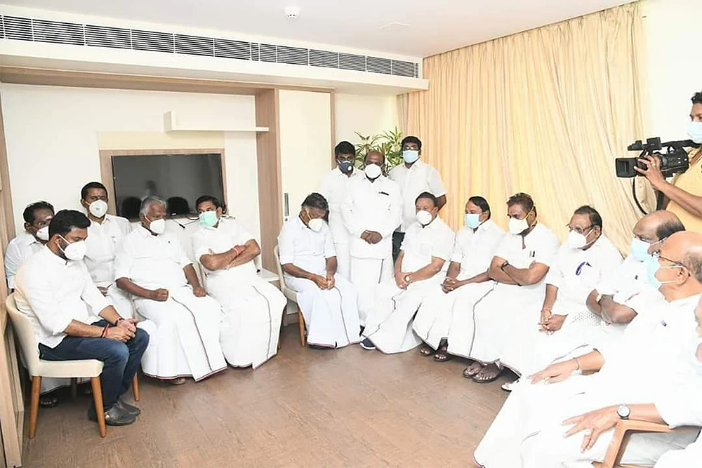 “உண்மையான விசுவாசி!” - பதுங்கிய தலைகள்... பதற்றத்தில் எடப்பாடி