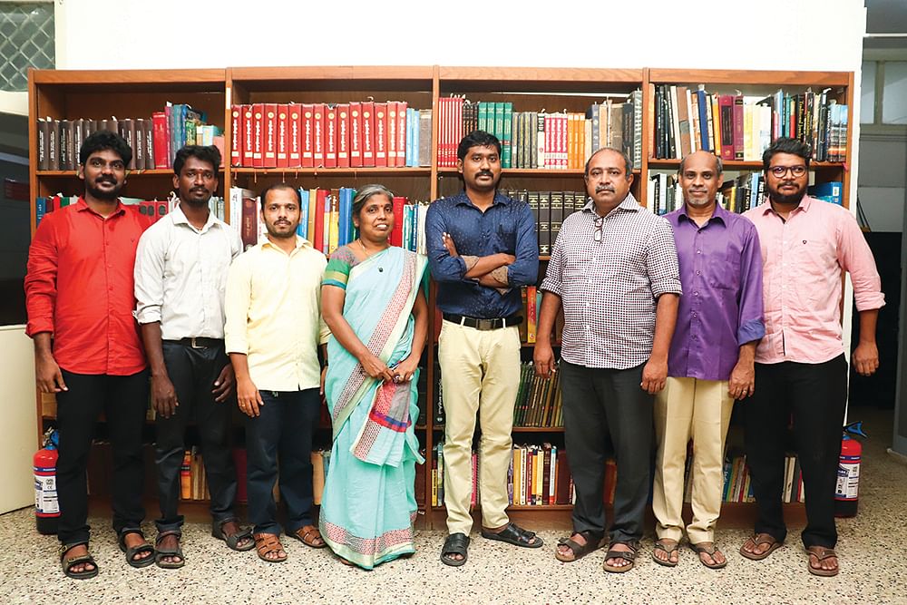 நூலகத்தின் இயக்குநர் க.சுந்தர் மற்றும் ஊழியர்கள்