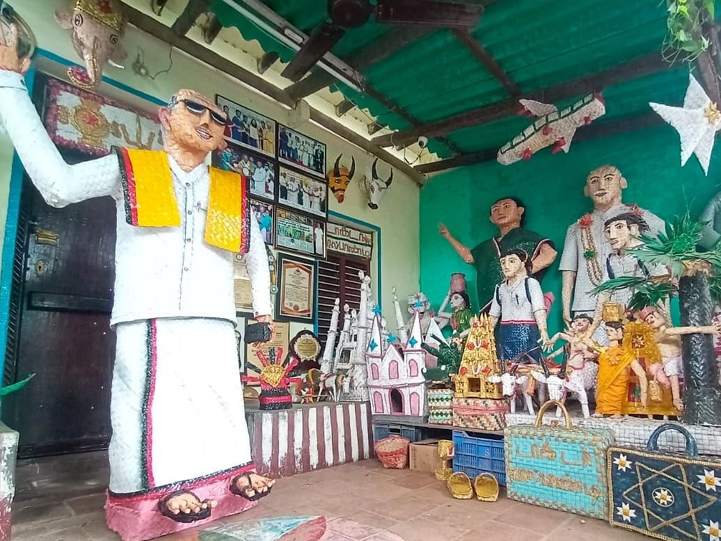 பனை ஓலையில் கருணாநிதியின் முழு உருவச்சிலை - அசத்தும் தூத்துக்குடி பனைத்தொழிலாளி!