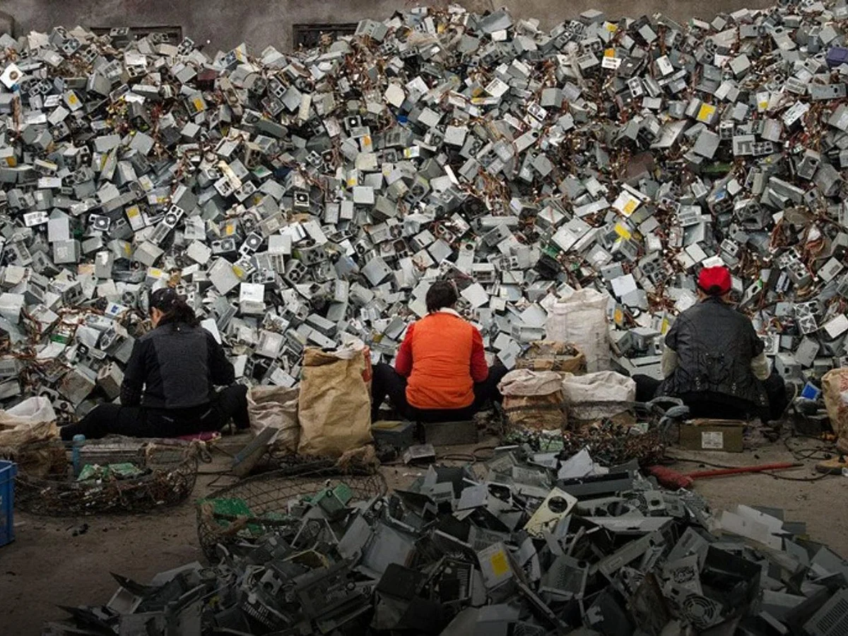 கையை மீறிச் சென்று கொண்டிருக்கும் E-Waste பிரச்னை... எப்படிக் கையாள்கிறது ஐரோப்பிய ஒன்றியம்?