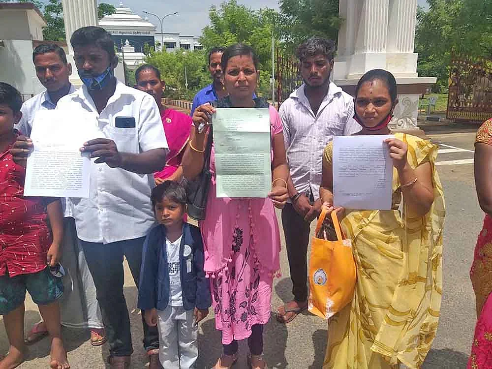 “அம்மாவுக்கு கொள்ளிவைக்கக் கூடாது!” - ஊரைவிட்டு ஒதுக்கிவைக்கப்பட்ட 30 குடும்பங்கள்...