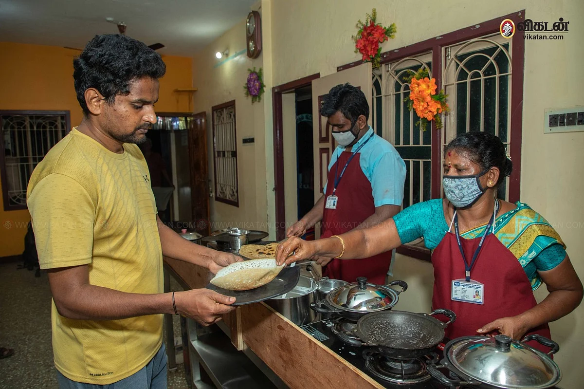 நினைவூட்டும் இட்லிக்கடை பணியாளர்கள்