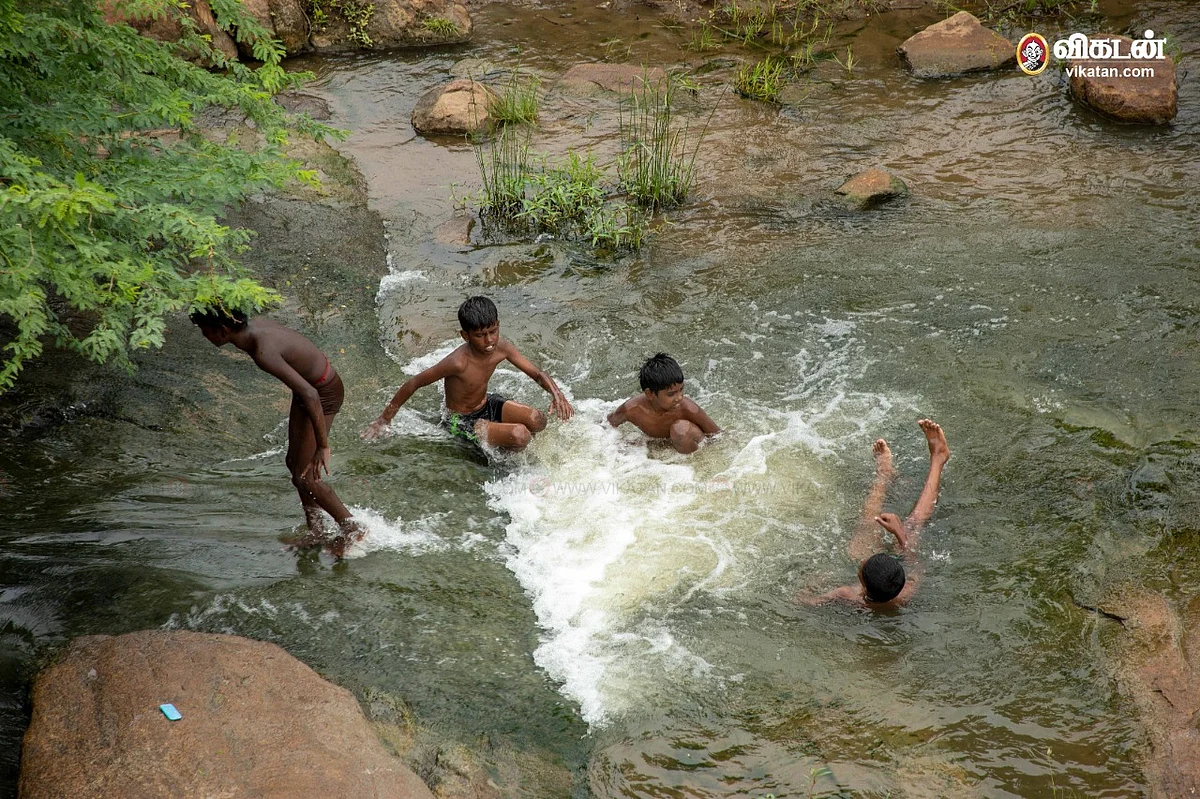 ஆனந்தக் குழியல் போடும் சிறுவர்கள்