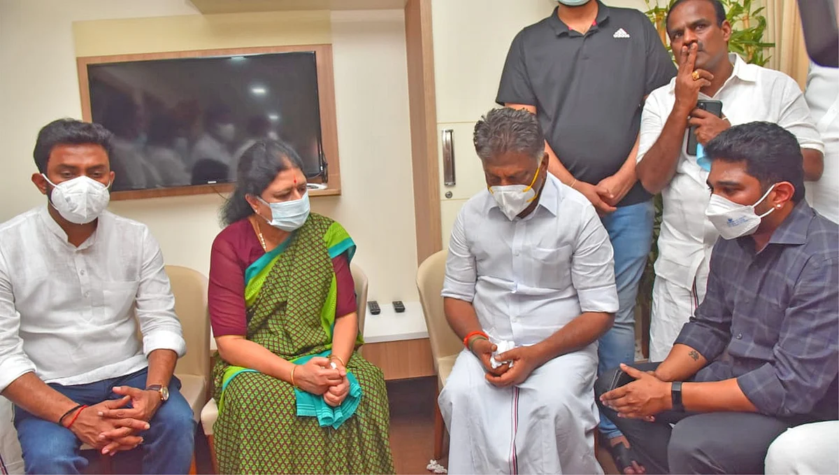 சசிகலா - பன்னீர்செல்வம்