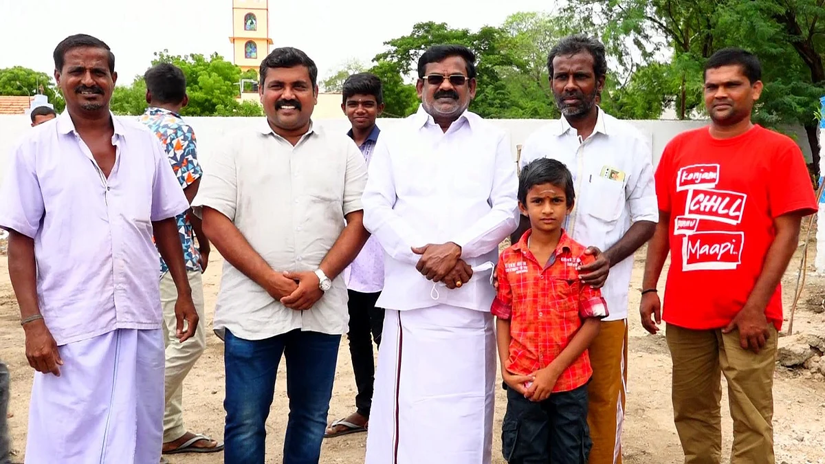 தன்னுடன் படித்த நண்பர்களுடன் காளி வெங்கட்