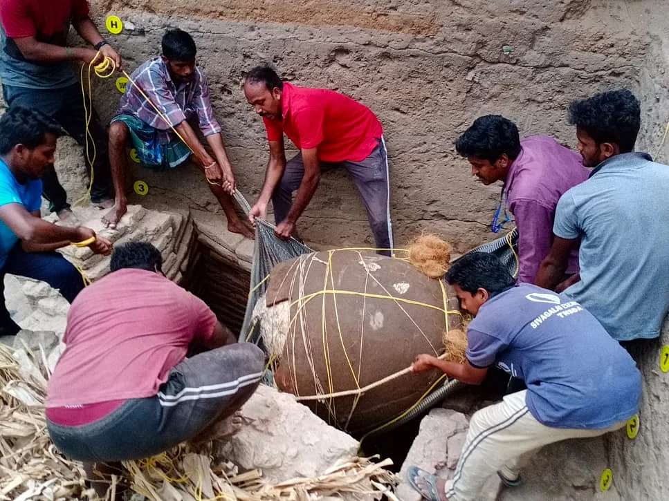 கொற்கை அகழாய்வு: 9 அடுக்கு செங்கல் கட்டுமானத்திற்குள் கண்டுபிடிக்கப்பட்ட 2 அடுக்கு கொள்கலன்!