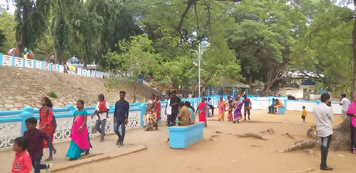 சுற்றுலாப் பயணிகள்