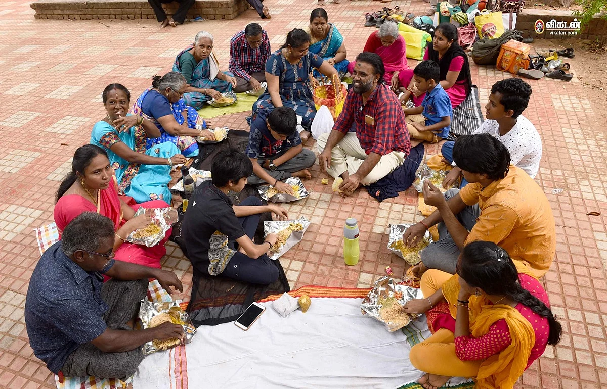 குடும்பத்துடன் வந்த சுற்றுலாப் பயணிகள்