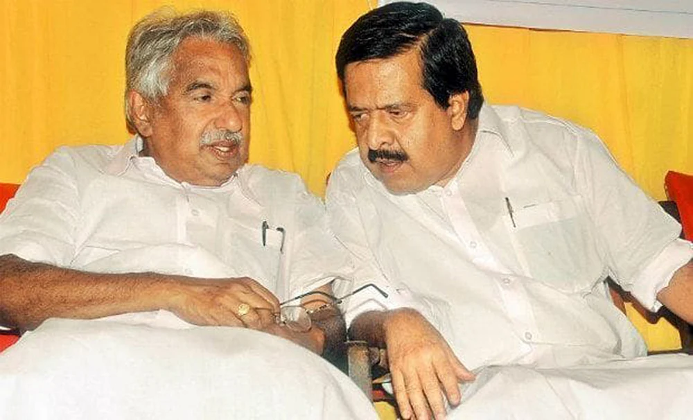ஓரங்கட்டப்பட்ட உம்மன் சாண்டி, ரமேஷ் சென்னிதலா.. பற்றி எரியும் பட்டியல் விவகாரம்!