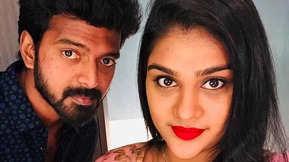 அவள் ONLINE