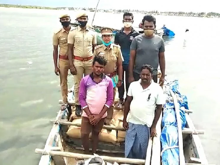 பழவேற்காடு: 180 மூட்டை ரேஷன் அரிசி; கடல் மார்க்கமாகக் கடத்தல்!’ - ரகசிய தகவலால் சிக்கிய தந்தை, மகன்