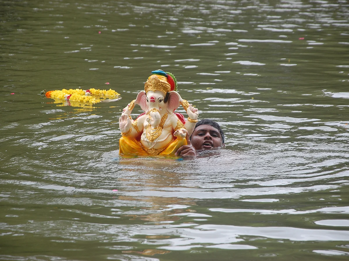 கன்னியாகுமரி: இல்லங்களில் பிரதிஷ்டை செய்த விநாயகர் சிலைகளை நீரில் கரைக்கும் மக்கள்! #VisualStory