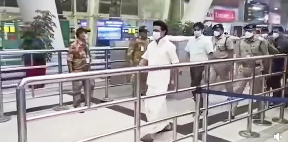 மிஸ்டர் கழுகு: உதயநிதி அப்செட்... நள்ளிரவில் ஏர்போர்ட் விரைந்த ஸ்டாலின்!