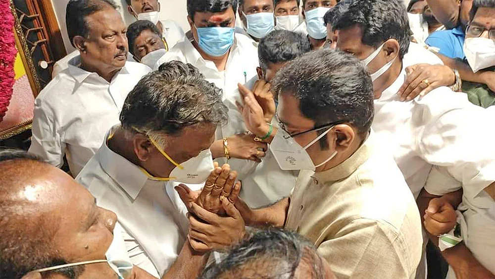 “உண்மையான விசுவாசி!” - பதுங்கிய தலைகள்... பதற்றத்தில் எடப்பாடி