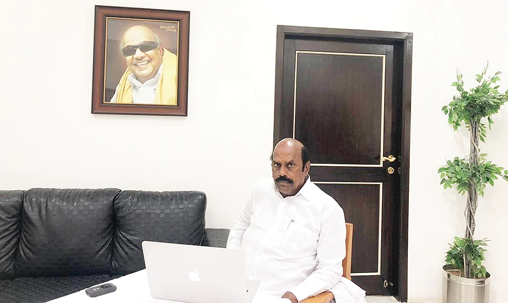 கட்கரி ட்வீட்... எ.வ.வேலுவுக்கு விடுக்கப்பட்ட எச்சரிக்கையா?