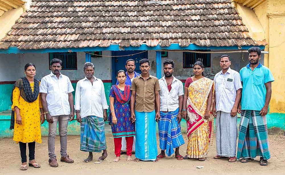 “அம்மாவுக்கு கொள்ளிவைக்கக் கூடாது!” - ஊரைவிட்டு ஒதுக்கிவைக்கப்பட்ட 30 குடும்பங்கள்...