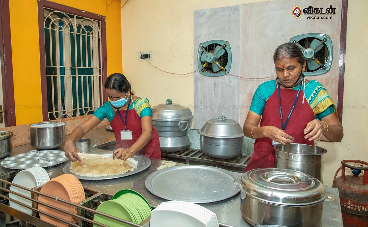 நினைவூட்டும் இட்லிக்கடை பணியாளர்கள்