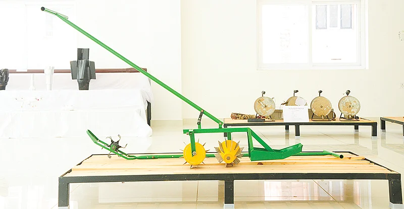 நெல்லில் களை எடுக்கும் கருவி (கோனோ வீடர்)