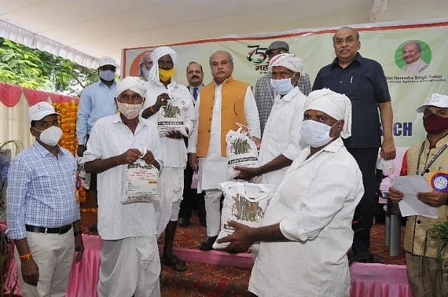 விவசாயிகளுடன் அமைச்சர்