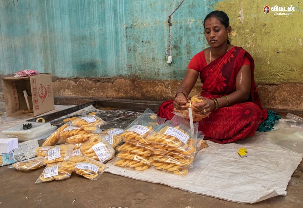 முறுக்கு தயாரிக்கும் பெண்கள்